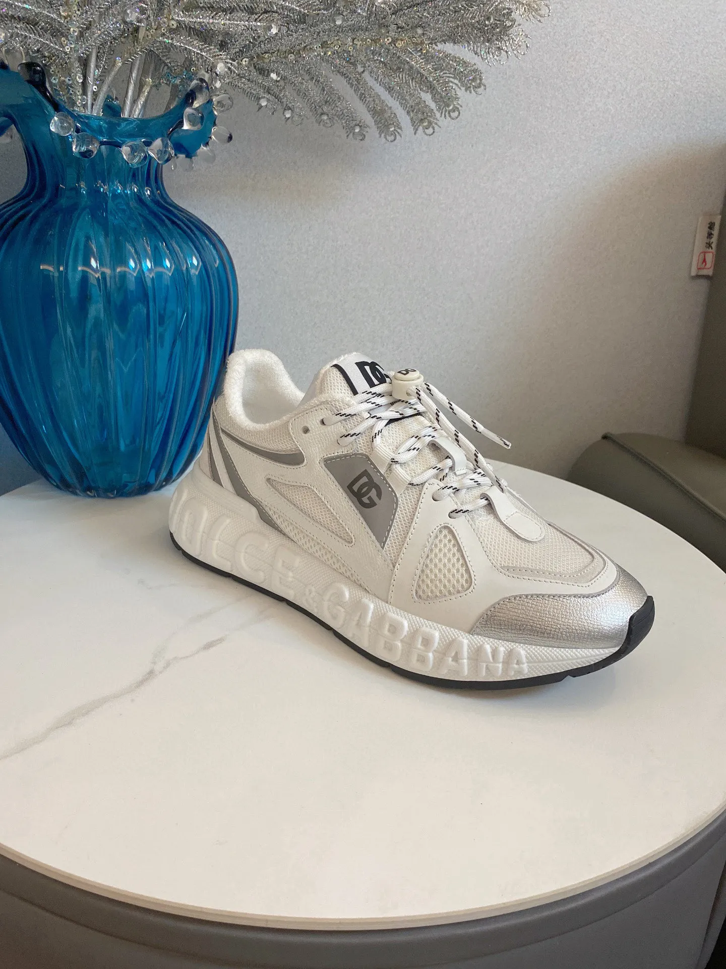 Men's men's shoes💰580 Dolce&Gabbana Dolce & Gabbana's latest popular D&G couple's dad shoes Airmaster series casual sports shoes original purchase development and production Airmaster shoes draw inspiration from Daymaster's iconic shape, while lightening the middle part of the sole to present a more sporty appearance. Nylon upper with contrasting suede and calfskin details. The tongue, heel and back sole are embellished with the DG logo, and the micro-injection logo rubber label is the icing on the cake. Exquisitely packaged at the delivery counter🛍📦 ▪️ Fabric: Original imported first-layer cowhide ▪️ Lining: Customized breathable towel lining ▪️ Sole: Original molded PU+TPU material ▪️ Bottom thickness: 5CM ▪️ Size: Women's 35-40/Men's 39-44 (45 46 customized)